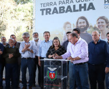 Em Quitandinha, 59 famílias recebem títulos de imóveis rurais e a Prefeitura mais de R$ 566 mil para a compra de máquina e um veículo