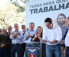 Em Quitandinha, 59 famílias recebem títulos de imóveis rurais e a Prefeitura mais de R$ 566 mil para a compra de máquina e um veículo