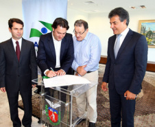 O governador Beto Richa e o secretário do Desenvolvimento Urbano, Ratinho Junior, assinam homologações de licitações para liberação de recursos às prefeituras de Campina Grande do Sul, Campo Magro, Guaratuba, Mandirituba, São Mateus do Sul e Moreira Sales. Curitiba, 18.03.2014 - Foto Jonas Oliveira/ANPr