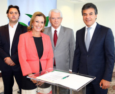 O governador Beto Richa e o secretário do Desenvolvimento Urbano, Ratinho Junior, assinam homologações de licitações para liberação de recursos às prefeituras de Campina Grande do Sul, Campo Magro, Guaratuba, Mandirituba, São Mateus do Sul e Moreira Sales. Curitiba, 18.03.2014 - Foto Jonas Oliveira/ANPr