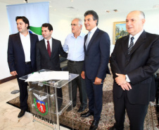 O governador Beto Richa e o secretário do Desenvolvimento Urbano, Ratinho Junior, assinam homologações de licitações para liberação de recursos às prefeituras de Campina Grande do Sul, Campo Magro, Guaratuba, Mandirituba, São Mateus do Sul e Moreira Sales. Curitiba, 18.03.2014 - Foto Jonas Oliveira/ANPr