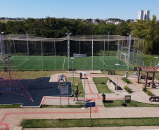 Meu Campinho em Maringa. O espaço tem um campo de futebol de grama sintética, playground com piso emborrachado e com iluminação, bicicletários, bebedouro, mesas de jogos, floreiras e lixeiras -  04/08/2020 -  Foto: Geraldo Bubniak/AEN