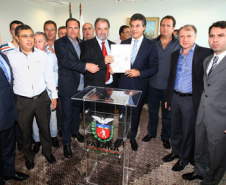 Richa e Ortega liberam recursos para asfaltar ruas de 13 municípios
