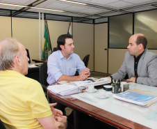 Ratinho Junior e técnicos da SEDU/Paranacidade avaliam demandas da população do Paraná