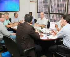 Ratinho Junior e técnicos da SEDU/Paranacidade avaliam demandas da população do Paraná