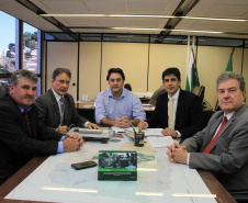 Edgar Bueno traz demandas e convite a Ratinho Junior para a inauguração do Teatro Municipal de Cascavel, no próximo dia 10