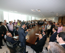 Governador Beto Richa assina contratos de financiamentos com a Secretaria de Desenvolvimento Urbano (SEDU) e a FomentoParaná para obras de infraestrutura urbanas e equipamentos para municípios. 04/03/2015.Foto: Orlando Kissner/ANPr