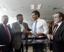 Governador Beto Richa assina contratos de financiamentos com a Secretaria de Desenvolvimento Urbano (SEDU) e a FomentoParaná para obras de infraestrutura urbanas e equipamentos para municípios. Curitiba, 31/03/2015Foto: Ricardo Almeida / ANPr