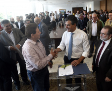 Governador Beto Richa assina contratos de financiamentos com a Secretaria de Desenvolvimento Urbano (SEDU) e a FomentoParaná para obras de infraestrutura urbanas e equipamentos para municípios. Curitiba, 31/03/2015Foto: Ricardo Almeida / ANPr
