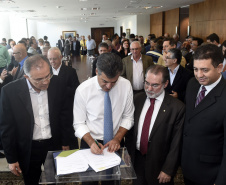 Governador Beto Richa assina contratos de financiamentos com a Secretaria de Desenvolvimento Urbano (SEDU) e a FomentoParaná para obras de infraestrutura urbanas e equipamentos para municípios. Curitiba, 31/03/2015Foto: Ricardo Almeida / ANPr