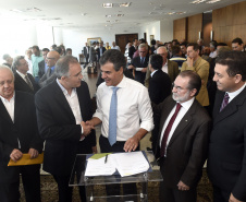 Governador Beto Richa assina contratos de financiamentos com a Secretaria de Desenvolvimento Urbano (SEDU) e a FomentoParaná para obras de infraestrutura urbanas e equipamentos para municípios. Curitiba, 31/03/2015Foto: Ricardo Almeida / ANPr