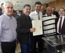 Governador Beto Richa assina contratos de financiamentos com a Secretaria de Desenvolvimento Urbano (SEDU) e a FomentoParaná para obras de infraestrutura urbanas e equipamentos para municípios. Curitiba, 31/03/2015Foto: Ricardo Almeida / ANPr