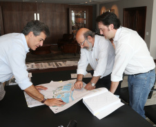 o governador beto richa com ratinho junior secretario desenvolvimento urbano omar akel da comec e deonilson roldo . durante apresentacao de projetos.