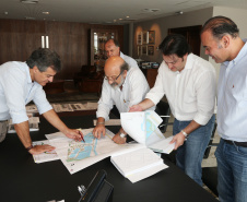 o governador beto richa com ratinho junior secretario desenvolvimento urbano omar akel da comec e deonilson roldo . durante apresentacao de projetos.