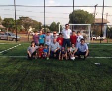 Crianças e adolescentes do Paraná já podem jogar futebol em campos de grama sintética, como os filhos de alemães 