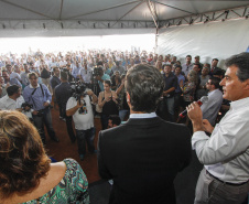 Governador Beto Richa, junto com o secretário da Saúde, Michele Caputo Neto, o prefeito de Guarapuava, Cezar Silvestri Filho, o secretário do Desenvolvimento Urbano, Ratinho Junior, e demais autoridades, lança a pedra fundamental para construção do Hospital Regional do Centro Oeste. Guarapuava, 22/09/2015. Foto: Pedro Ribas/ANPr