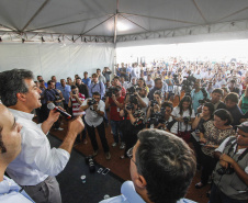 Governador Beto Richa, junto com o secretário da Saúde, Michele Caputo Neto, o prefeito de Guarapuava, Cezar Silvestri Filho, o secretário do Desenvolvimento Urbano, Ratinho Junior, e demais autoridades, lança a pedra fundamental para construção do Hospital Regional do Centro Oeste. Guarapuava, 22/09/2015. Foto: Pedro Ribas/ANPr