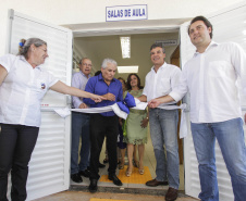 Governador Beto Richa inaugura a Escola Municipal Guido Maria Conforti, junto com o prefeito João José Tavares, a secretária municipal da Educação, Geuztinir Chini Pereira,o secretário do Desenvolvimento Urbano, Ratinho Junior, o deputado estadual Alexandre Curi e o deputado federal, Luiz Carlos Hauly. Lupionópolis, 12/02/2016. Foto: Pedro Ribas/ANPr