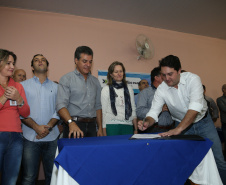 Governador Beto Richa autoriza obras de saneamento e de pavimentação em Manoel Ribas. Participaram do evento com o governador a prefeita Elizabeth Camilo, o presidente da Assembleia Legislativa, Ademar Traiano; o secretário da Justiça, Artagão Júnior, os deputados estaduais Bernardo Carli e Alexandre Curi, o presidente do Conseg de Manoel Ribas, Carlos Andreolli, a comunidade local e prefeitos da região.Manoel Ribas, 05/04/2016.Foto: Orlando Kissner/ANPr