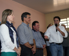 Governador Beto Richa autoriza obras de saneamento e de pavimentação em Manoel Ribas. Participaram do evento com o governador a prefeita Elizabeth Camilo, o presidente da Assembleia Legislativa, Ademar Traiano; o secretário da Justiça, Artagão Júnior, os deputados estaduais Bernardo Carli e Alexandre Curi, o presidente do Conseg de Manoel Ribas, Carlos Andreolli, a comunidade local e prefeitos da região.Manoel Ribas, 05/04/2016.Foto: Orlando Kissner/ANPr