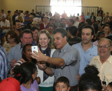 Governador Beto Richa autoriza obras de saneamento e de pavimentação em Manoel Ribas. Participaram do evento com o governador a prefeita Elizabeth Camilo, o presidente da Assembleia Legislativa, Ademar Traiano; o secretário da Justiça, Artagão Júnior, os deputados estaduais Bernardo Carli e Alexandre Curi, o presidente do Conseg de Manoel Ribas, Carlos Andreolli, a comunidade local e prefeitos da região.Manoel Ribas, 05/04/2016.Foto: Orlando Kissner/ANPr