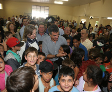 Governador Beto Richa autoriza obras de saneamento e de pavimentação em Manoel Ribas. Participaram do evento com o governador a prefeita Elizabeth Camilo, o presidente da Assembleia Legislativa, Ademar Traiano; o secretário da Justiça, Artagão Júnior, os deputados estaduais Bernardo Carli e Alexandre Curi, o presidente do Conseg de Manoel Ribas, Carlos Andreolli, a comunidade local e prefeitos da região.Manoel Ribas, 05/04/2016.Foto: Orlando Kissner/ANPr