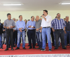 Governador Beto Richa assina autorização para o município de Ivaiporã iniciar processo licitatório do Hospital Regional e anuncia investimentos em ampliações dos sistemas de água e de esgoto do município, e autoriza ações de recuperação de 53 quilômetros de estradas rurais e libera R$ 120 mil para a prefeitura comprar óleo diesel para as máquinas que atuam na recuperação de estradas rurais.Ivaiporã, 05/05/2016.Foto: Arnaldo Alves/ANPr