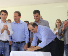 Governador Beto Richa assina autorização para o município de Ivaiporã iniciar processo licitatório do Hospital Regional e anuncia investimentos em ampliações dos sistemas de água e de esgoto do município, e autoriza ações de recuperação de 53 quilômetros de estradas rurais e libera R$ 120 mil para a prefeitura comprar óleo diesel para as máquinas que atuam na recuperação de estradas rurais.Ivaiporã, 05/05/2016.Foto: Arnaldo Alves/ANPr