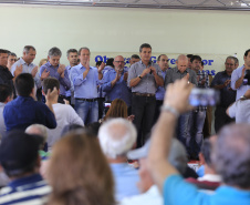 Governador Beto Richa assina autorização para o município de Ivaiporã iniciar processo licitatório do Hospital Regional e anuncia investimentos em ampliações dos sistemas de água e de esgoto do município, e autoriza ações de recuperação de 53 quilômetros de estradas rurais e libera R$ 120 mil para a prefeitura comprar óleo diesel para as máquinas que atuam na recuperação de estradas rurais.Ivaiporã, 05/05/2016.Foto: Arnaldo Alves/ANPr