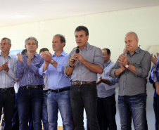 Governador Beto Richa assina autorização para o município de Ivaiporã iniciar processo licitatório do Hospital Regional e anuncia investimentos em ampliações dos sistemas de água e de esgoto do município, e autoriza ações de recuperação de 53 quilômetros de estradas rurais e libera R$ 120 mil para a prefeitura comprar óleo diesel para as máquinas que atuam na recuperação de estradas rurais.Ivaiporã, 05/05/2016.Foto: Arnaldo Alves/ANPr