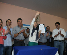 Governador Beto Richa autoriza obras de saneamento e de pavimentação em Manoel Ribas. Participaram do evento com o governador a prefeita Elizabeth Camilo, o presidente da Assembleia Legislativa, Ademar Traiano; o secretário da Justiça, Artagão Júnior, os deputados estaduais Bernardo Carli e Alexandre Curi, o presidente do Conseg de Manoel Ribas, Carlos Andreolli, a comunidade local e prefeitos da região.Manoel Ribas, 05/04/2016.Foto: Orlando Kissner/ANPr