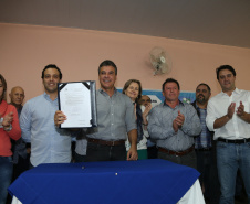 Governador Beto Richa autoriza obras de saneamento e de pavimentação em Manoel Ribas. Participaram do evento com o governador a prefeita Elizabeth Camilo, o presidente da Assembleia Legislativa, Ademar Traiano; o secretário da Justiça, Artagão Júnior, os deputados estaduais Bernardo Carli e Alexandre Curi, o presidente do Conseg de Manoel Ribas, Carlos Andreolli, a comunidade local e prefeitos da região.Manoel Ribas, 05/04/2016.Foto: Orlando Kissner/ANPr