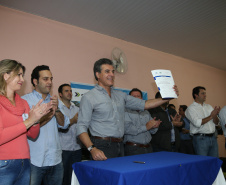 Governador Beto Richa autoriza obras de saneamento e de pavimentação em Manoel Ribas. Participaram do evento com o governador a prefeita Elizabeth Camilo, o presidente da Assembleia Legislativa, Ademar Traiano; o secretário da Justiça, Artagão Júnior, os deputados estaduais Bernardo Carli e Alexandre Curi, o presidente do Conseg de Manoel Ribas, Carlos Andreolli, a comunidade local e prefeitos da região.Manoel Ribas, 05/04/2016.Foto: Orlando Kissner/ANPr