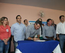 Governador Beto Richa autoriza obras de saneamento e de pavimentação em Manoel Ribas. Participaram do evento com o governador a prefeita Elizabeth Camilo, o presidente da Assembleia Legislativa, Ademar Traiano; o secretário da Justiça, Artagão Júnior, os deputados estaduais Bernardo Carli e Alexandre Curi, o presidente do Conseg de Manoel Ribas, Carlos Andreolli, a comunidade local e prefeitos da região.Manoel Ribas, 05/04/2016.Foto: Orlando Kissner/ANPr