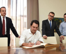 Ratinho Junior traz da Europa exemplos de sucesso para o Paraná