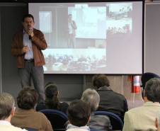 O secretário do Desenvolvimento Urbano Cezar Silvestri apresentou, nesta quinta-feira (14), o mais recente programa que está sendo desenvolvido pela instituição, o Sedu/Paranacidade Interativo. O novo instrumento foi aprovado pelo governador Beto Richa por meio do decreto 4468, com o objetivo principal de racionalizar o uso dos recursos públicos.