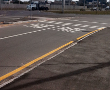 A Coordenação da Região Metropolitana de Curitiba (Comec) concluiu a sinalização horizontal e vertical da alças de acesso do viaduto da Avenida Salgado Filho, em Curitiba. A obra estará finalizada até agosto - faltam apenas a colocação dos pórticos (placas de sinalização superiores) e a substituição do gradil do viaduto, que foi totalmente revitalizado. Foto: Divulgação COMEC