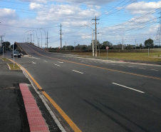 A Coordenação da Região Metropolitana de Curitiba (Comec) concluiu a sinalização horizontal e vertical da alças de acesso do viaduto da Avenida Salgado Filho, em Curitiba. A obra estará finalizada até agosto - faltam apenas a colocação dos pórticos (placas de sinalização superiores) e a substituição do gradil do viaduto, que foi totalmente revitalizado. Foto: Divulgação COMEC