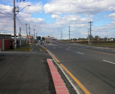 A Coordenação da Região Metropolitana de Curitiba (Comec) concluiu a sinalização horizontal e vertical da alças de acesso do viaduto da Avenida Salgado Filho, em Curitiba. A obra estará finalizada até agosto - faltam apenas a colocação dos pórticos (placas de sinalização superiores) e a substituição do gradil do viaduto, que foi totalmente revitalizado. Foto: Divulgação COMEC