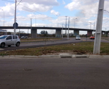 A Coordenação da Região Metropolitana de Curitiba (Comec) concluiu a sinalização horizontal e vertical da alças de acesso do viaduto da Avenida Salgado Filho, em Curitiba. A obra estará finalizada até agosto - faltam apenas a colocação dos pórticos (placas de sinalização superiores) e a substituição do gradil do viaduto, que foi totalmente revitalizado. Foto: Divulgação COMEC