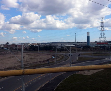 A Coordenação da Região Metropolitana de Curitiba (Comec) concluiu a sinalização horizontal e vertical da alças de acesso do viaduto da Avenida Salgado Filho, em Curitiba. A obra estará finalizada até agosto - faltam apenas a colocação dos pórticos (placas de sinalização superiores) e a substituição do gradil do viaduto, que foi totalmente revitalizado. Foto: Divulgação COMEC