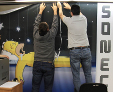 Hackathon recebe decoração diferenciada e exige trabalho da equipe até tarde da noite