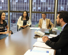 Ratinho Junior fala com prefeitos novos, experientes e com a vereadora mais nova do Paraná sobre obras no Estado