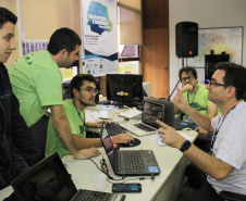 Equipes buscam a sua verdade, com paixão, na elaboração de suas propostas ao Hackathon Paraná 2017