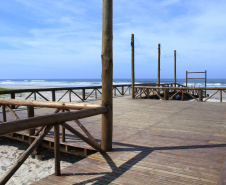 Passarela destruída em Pontal do Paraná é refeita e entregue à população que também deve zelar pelo patrimônio público