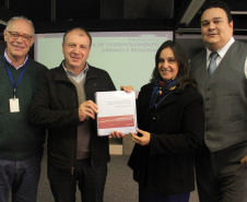 Ortega recebe Cadernos de Referências para a implantação do Estatuto da Metrópole