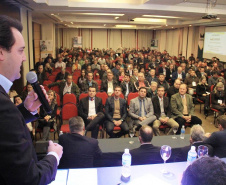 Ratinho Junior pede reforma profunda na vida pública ao falar no Congresso da UVEPAR