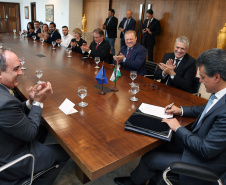 Governador Beto Richa assina Termo de Adesão ao Movimento Nacional de Objetivos do Desenvolvimento Sustentável, com a participação do diretor brasileiro da Itaipu Binacional, Luiz Fernando Vianna; do presidente da Copel, Antonio Sérgio de Souza Guetter; do diretor-presidente da Sanepar; Mounir Chaowiche; e pelo secretário estadual para Assuntos Estratégicos, Edgar Bueno.Curitiba, 08/08/2017.Foto: Orlando Kissner/ANPr