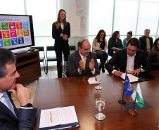 Governador Beto Richa assina Termo de Adesão ao Movimento Nacional de Objetivos do Desenvolvimento Sustentável, com a participação do diretor brasileiro da Itaipu Binacional, Luiz Fernando Vianna; do presidente da Copel, Antonio Sérgio de Souza Guetter; do diretor-presidente da Sanepar; Mounir Chaowiche; e pelo secretário estadual para Assuntos Estratégicos, Edgar Bueno.Curitiba, 08/08/2017.Foto: Orlando Kissner/ANPr