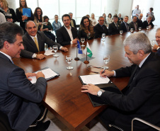 Governador Beto Richa assina Termo de Adesão ao Movimento Nacional de Objetivos do Desenvolvimento Sustentável, com a participação do diretor brasileiro da Itaipu Binacional, Luiz Fernando Vianna; do presidente da Copel, Antonio Sérgio de Souza Guetter; do diretor-presidente da Sanepar; Mounir Chaowiche; e pelo secretário estadual para Assuntos Estratégicos, Edgar Bueno.Curitiba, 08/08/2017.Foto: Orlando Kissner/ANPr